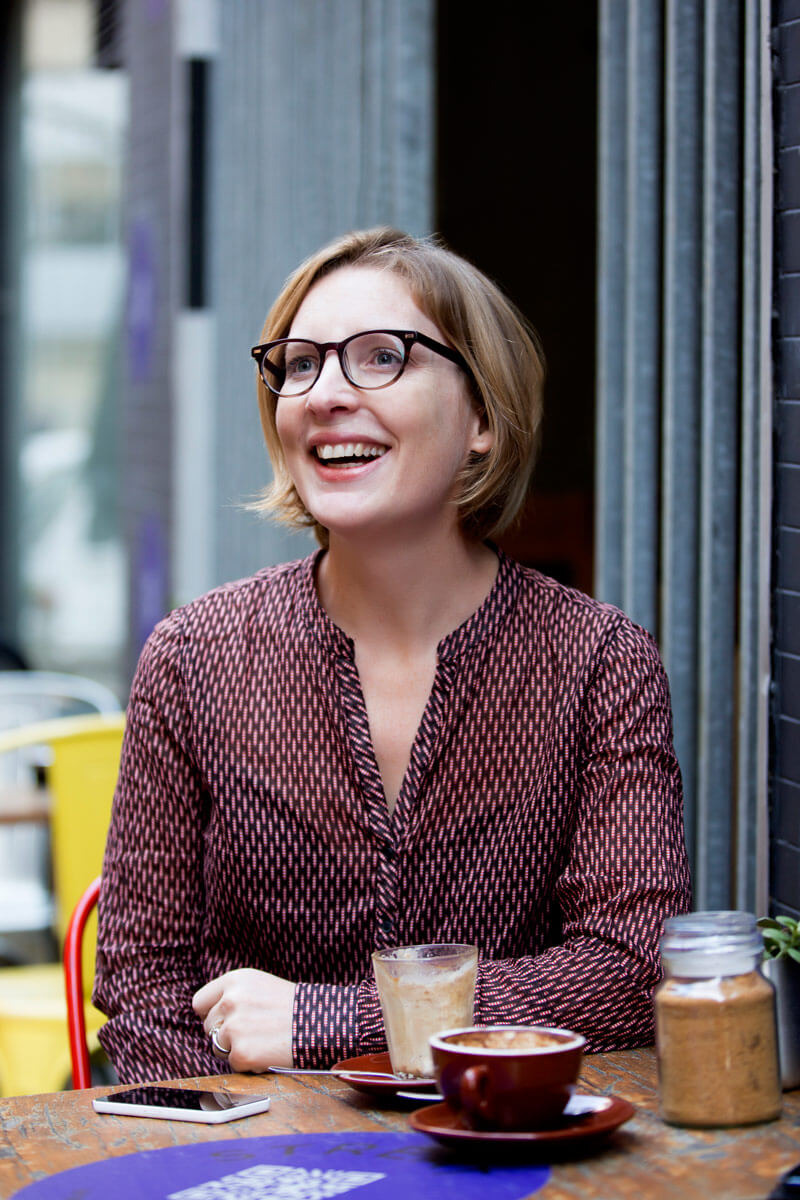Lizzy-C-Melbourne-PortraitsI Cafe candid portrait in Melbourne laneway